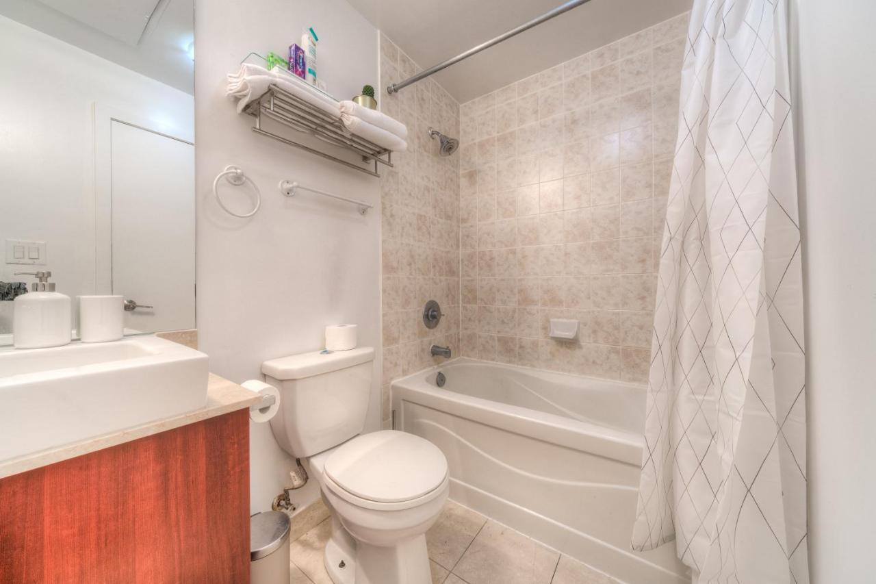 טורונטו Stylish Newly Furnished Condo With Beautiful Lake View מראה חיצוני תמונה