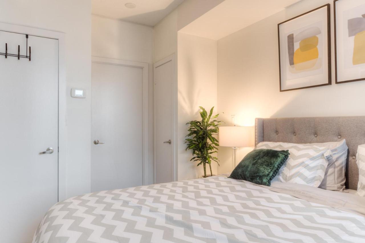 טורונטו Stylish Newly Furnished Condo With Beautiful Lake View מראה חיצוני תמונה